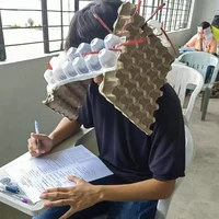 Para mahasiswa di salah satu perguruan tinggi di Kota Legazpi diminta untuk mengenakan penutup kepala yang akan mencegah mereka mengintip lembar jawaban teman.