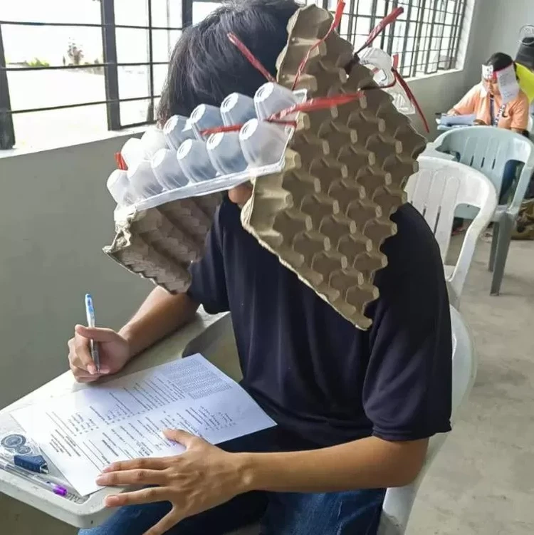 Lucunya Mahasiswa Filipina Pakai Topi Anti Nyontek Para mahasiswa di salah satu perguruan tinggi di Kota Legazpi diminta untuk mengenakan penutup kepala yang akan mencegah mereka mengintip lembar jawaban teman.