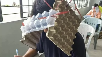 Banyak yang kemudian datang ke kelas dengan membawa topi buatan sendiri dari kardus, kotak telur, dan bahan daur ulang lainnya.   