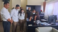 Luga mengungkapkan, penyidik Kejati Bali melaksanakan penggeledahan di Gedung Rektorat Unud dalam rangka mencari bukti-bukti terkait dugaan tindak pidana korupsi penyalahgunaan dana Sumbangan Pengembangan Institusi (SPI) mahasiswa baru. Penggeledahan di Gedung Rektorat Unud dilakukan di empat ruangan dan disaksikan Kepala Biro Akademik dan Kepala Biro Keuangan Unud. Ada empat ruangan yang dilakukan penggeledahan yaitu Ruangan Wakil Rektor II, Ruangan Akademik, Ruangan Keuangan Universitas Udayana dan Unit Sumber Daya Informasi, jelas Luga. Foto: Kejati Bali