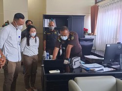 Luga mengungkapkan, penyidik Kejati Bali melaksanakan penggeledahan di Gedung Rektorat Unud dalam rangka mencari bukti-bukti terkait dugaan tindak pidana korupsi penyalahgunaan dana Sumbangan Pengembangan Institusi (SPI) mahasiswa baru. Penggeledahan di Gedung Rektorat Unud dilakukan di empat ruangan dan disaksikan Kepala Biro Akademik dan Kepala Biro Keuangan Unud. Ada empat ruangan yang dilakukan penggeledahan yaitu Ruangan Wakil Rektor II, Ruangan Akademik, Ruangan Keuangan Universitas Udayana dan Unit Sumber Daya Informasi, jelas Luga. Foto: Kejati Bali