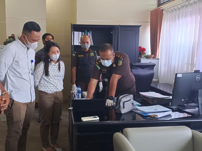 Luga mengungkapkan, penyidik Kejati Bali melaksanakan penggeledahan di Gedung Rektorat Unud dalam rangka mencari bukti-bukti terkait dugaan tindak pidana korupsi penyalahgunaan dana Sumbangan Pengembangan Institusi (SPI) mahasiswa baru. Penggeledahan di Gedung Rektorat Unud dilakukan di empat ruangan dan disaksikan Kepala Biro Akademik dan Kepala Biro Keuangan Unud.

