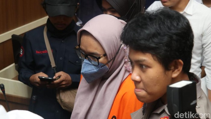 Tampang Selvi Ahmad Firdaus saat jumpa pers di kasus penipuan.