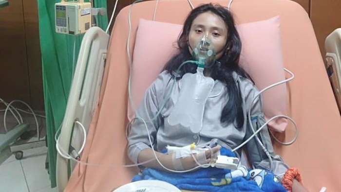 Siti Ningrum (20) yang sudah berjuang sejak kecil melawan penyakit autoimun. Mari bantu kesembuhan Siti lewat donasi di berbuatbaik.id.