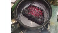 Mie instan seharusnya menjadi hidangan yang paling mudah untuk dimasak. Tetapi akibat terlalu asyik, netizen ini lupa sedang memasak mie instan dan membuat mienya menjadi arang. Foto: Twitter/saranghaeshopi