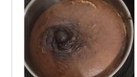 Mencoba membuat sponge cake cokelat, netizen ini tak memperhatikan hasil akhirnya sebelum dipanggang. Permukaannya yang tak diratakan membuat kue ini berbentuk tak seperti kue pada umumnya. Foto: Twitter/saranghaeshopi