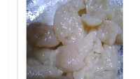 Jika sebelumnya ada cilok yang mengembang dengan terlalu semangat, cilok yang satu ini justru gagal dibentuk. Tak bisa menyatu dengan rata, cilok yang harusnya bulat-bulat ini berubah mirip bubur sumsum. Foto: Twitter/saranghaeshopi