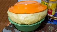 Tidak mengikuti takaran, seorang netizen hampir dibanjiri dengan adonan roti. Terlalu banyak ragi, roti ini tampak seperti bola besar yang siap meledak. Foto: Twitter/saranghaeshopi