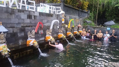 Masyarakat saat melukat di Sapta Gangga, Desa Adat Timbrah, Kecamatan dan Kabupaten Karangasem, Bali. (Foto: I Wayan Selamat Juniasa/detikBali)