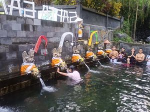 Melukat di Sapta Gangga Dipercaya Sembuhkan Penyakit Non Medis