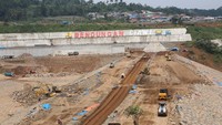 Di wilayah hulu, dibangun Bendungan Sukamahi dengan daya tampung 1,68 juta m3 dan luas area genangan 5,23 hektare untuk mereduksi banjir sebesar 15,47 m3/detik. Pembangunan Bendungan Sukamahi sudah direncanakan sejak tahun 1990-an dan mulai dibangun tahun 2017. Total kontrak pembangunannya senilai Rp 673,45 miliar dengan kontraktor pelaksana PT. Wijaya Karya-Basuki KSO.