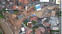 Pada tahun 2022 normalisasi direncanakan akan dilakukan sepanjang 1,2 km, namun baru bisa dikerjakan sepanjang 500 m karena masih terdapat lahan yang belum dibebaskan. Normalisasi Kali Ciliwung akan segera dilanjutkan setelah pembebasan lahan oleh Pemprov DKI. Saat ini Pemprov DKI sudah membebaskan lahan di sepanjang Kali Ciliwung seluas 4,7 ha. Foto: Kementerian PUPR