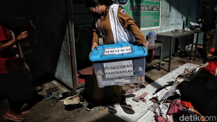 Sejumlah warga korban kebakaran mengungsi di kawasan Jalan Kebon Pisang, Pademangan Timur, Jakarta Utara, Senin (24/10/2022).