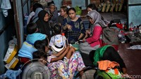 Sebanyak 108 warga terpaksa mengungsi akibat kebakaran tersebut.