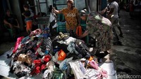 Korban kebakaran memilah pakaian layak pakai yang disumbangkan oleh warga.
