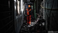 Terlihat puing-puing atap hingga sepeda motor yang hangus terbakar
