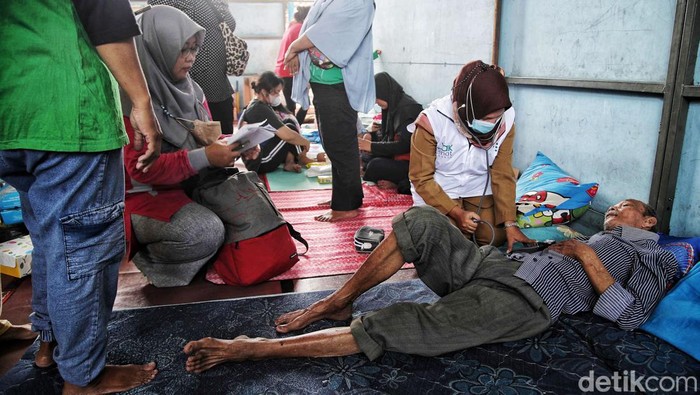 Melihat Kondisi Pengungsi Korban Kebakaran Pademangan Sejumlah warga korban kebakaran mengungsi di kawasan Jalan Kebon Pisang, Pademangan Timur, Jakarta Utara, Senin (24/10/2022).