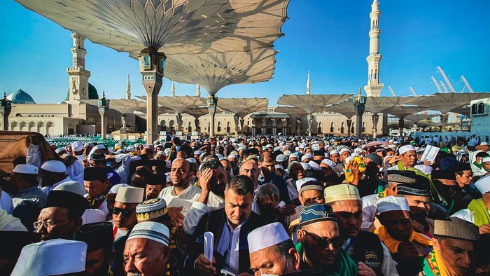 Pengunjung antre untuk berziarah ke makam Nabi Muhammad SAW, Abu Bakar as Siddiq, dan Umar bin Kattab di Masjid Nabawi, Madinah, Arab Saudi, Minggu (23/10/2022). Ziarah makam Nabi Muhammad SAW dan dua sahabatnya tersebut menjadi salah satu aktivitas favorit Umat Islam saat berkunjung di Kota Madinah Al-Munawarah. ANTARA FOTO/Rivan Awal Lingga/foc.