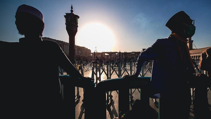 Pengunjung antre untuk berziarah ke makam Nabi Muhammad SAW, Abu Bakar as Siddiq, dan Umar bin Kattab di Masjid Nabawi, Madinah, Arab Saudi, Minggu (23/10/2022). Ziarah makam Nabi Muhammad SAW dan dua sahabatnya tersebut menjadi salah satu aktivitas favorit Umat Islam saat berkunjung di Kota Madinah Al-Munawarah. ANTARA FOTO/Rivan Awal Lingga/foc.