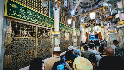 Mengunjungi Makam Nabi Muhammad SAW di Madinah