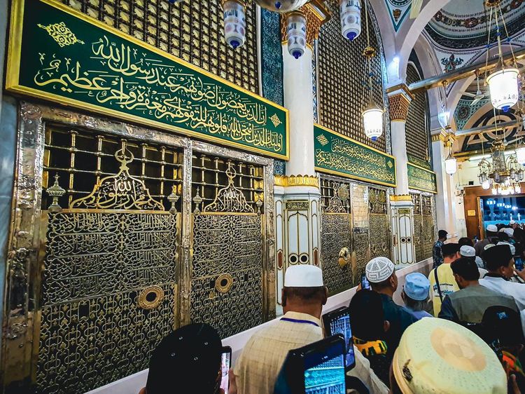 Mengunjungi Makam Nabi Muhammad SAW di Madinah