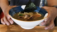 Beberapa hidangan autentik siap memanjakan lidah diantaranya Premium Shoyu Truffle Ramen, Premium Beef Grilled Monas, Hamburg Steak with Cheese Sauce dan beberapa minuman khas Eito 8 resto yaitu Ubud Sunrise. 