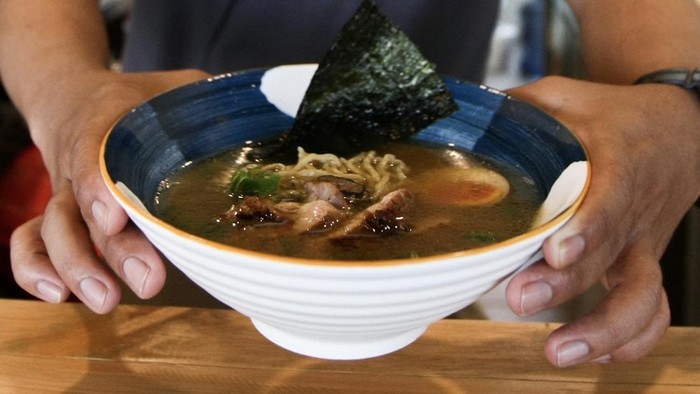 Menikmati Makanan Khas Jepang di PIK Pengunjung menikmati makanan khas Jepang di Eito 8, PIK, Jakarta, Minggu (23/10/2022). Lokasi yang bertepatan dengan arena golf para pengunjung juga dapat menikmati santapan sekaligus bermain golf.