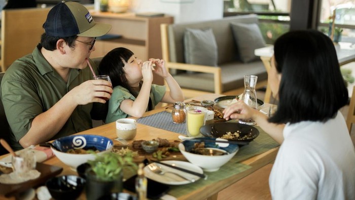 Menikmati Makanan Khas Jepang di PIK Pengunjung menikmati makanan khas Jepang di Eito 8, PIK, Jakarta, Minggu (23/10/2022). Lokasi yang bertepatan dengan arena golf para pengunjung juga dapat menikmati santapan sekaligus bermain golf.