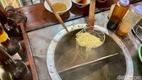 Mie ayam di sini viral di media sosial. Keunikannya pernah dicicipi Nikita Mirzani dan bahkan kabarnya jadi favorit selebgram Tasya Farasya dan Tasyi Athasyia.