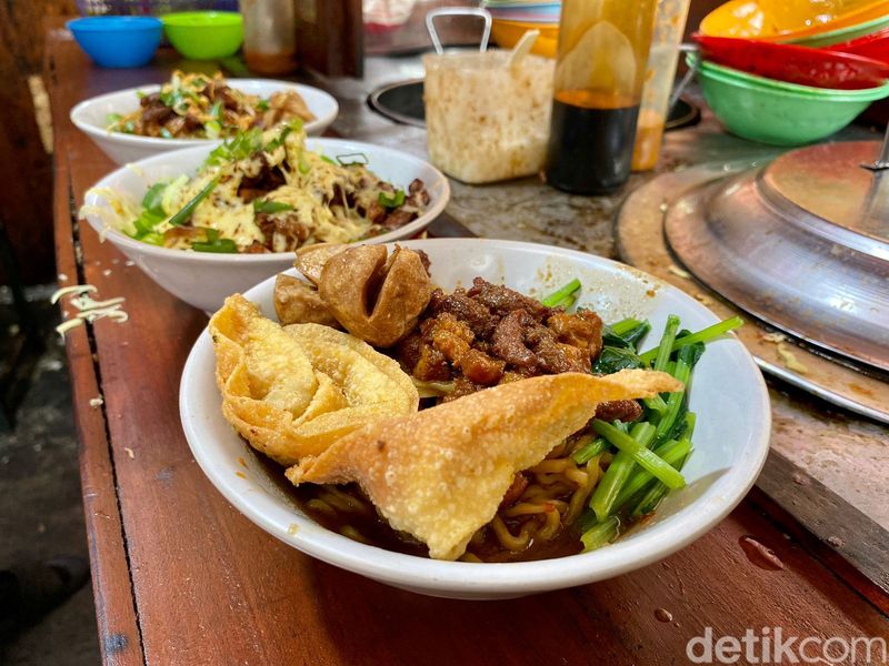  Mulur Gurih! Mie Ayam Topping Daging Sapi yang Viral