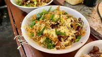 Seperti ini penampakan selimut keju mozzarella di atas mie ayam. Cita rasanya gurihnya yang agak kuat ternyata terasa nyambung di lidah.