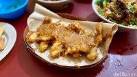 Kalau ini menu jamur goreng di Mie Ayam Sapi Pedes Sedep. Jamur tiram dibalut tepung, digoreng, lalu disajikan bersama sambal geprek.