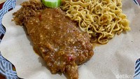 Kalau ke sini, jangan lupa juga cicip ayam gepreknya yang enak. Bisa dipadukan Indomie atau nasi hangat. Mantul rasanya!