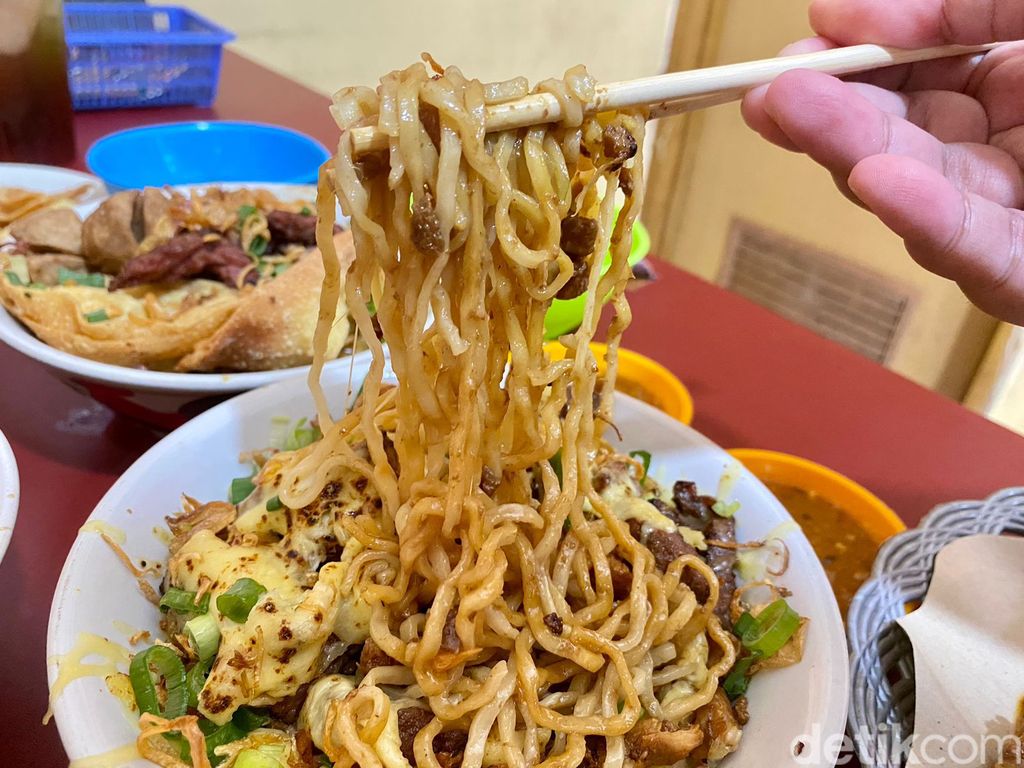 Mie Ayam Sapi Pedes Sedep: Mulur Gurih! Mie Ayam Topping Daging Sapi yang Viral