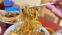 Mie Ayam Sapi Pedes Sedep menggunakan mie bertekstur agak pipih dan lebar. Teksturnya kenyal dengan cita rasa gurih dari paduan minyak bawang dan kecap asin.