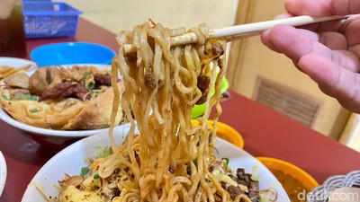 Mencicipi Mie Ayam Topping Daging Sapi yang Lagi Viral di Cipete