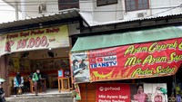Mie Ayam Sapi Pedes Sedep berlokasi di Jl. Abuserin No.2, RT.1/RW.6, Gandaria Selatan. Namun patokan mudahnya, di dekat Stasiun MRT Cipete. Tempat ini bisa dijangkau dengan jalan kaki sekitar 4 menit.
