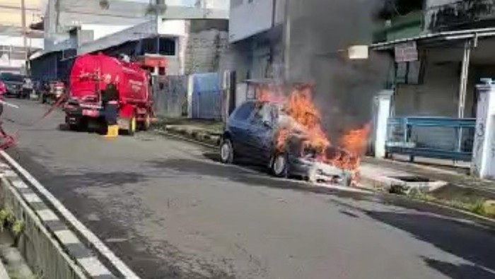 Mobil terbakar di Cianjur