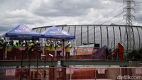 Pekerjaan proyek berupa tahapan persiapan, bongkaran tanah dan pembangunan pondasi. Kemudian, pengerjaan rumah pompa dan bangunan pelengkap, pekerjaan mekanikal dan kelistrikan, pembuatan pipa perpanjangan dari rumah pompa Ancol serta perkuatan tanggul di Kali Ancol.