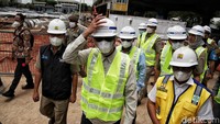 Heru kemudian menyusuri area sekitar lokasi proyek.