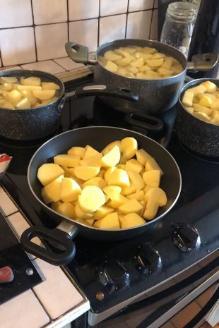Mulia! Sopir Bus Ini Masak 86 Porsi Makanan untuk Orang Kelaparan