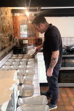 Mulia! Sopir Bus Ini Masak 86 Porsi Makanan untuk Orang Kelaparan