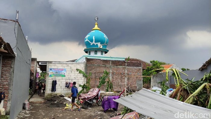 Musala yang kubahnya tetap utuh meski atap bangunan di sekitarnya terdampak puting beliung
