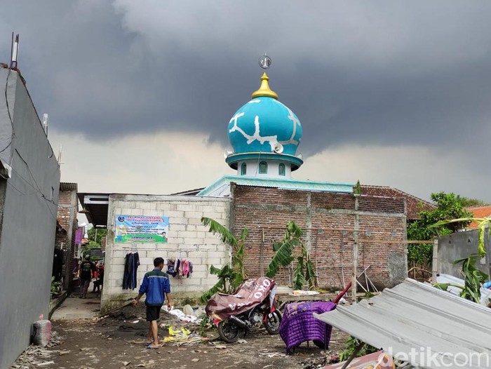 Musala yang kubahnya tetap utuh meski atap bangunan di sekitarnya terdampak puting beliung