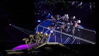 NCT 127 berhasil menarik perhatian penonton dengan penampilan panggung yang energik. Foto: (dok. SM Entertainment)