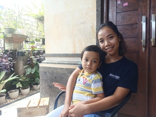 Ni Kadek Erin Elsayani dan anaknya Ida Bagus Made Satya Prawira yang sudah sembuh setelah didiagnosis gangguan ginjal akut misterius di RSUP Prof Ngoerah Denpasar.