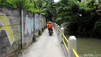 Selain diperbaiki, pagar itu juga dicat dengan warna kuning.