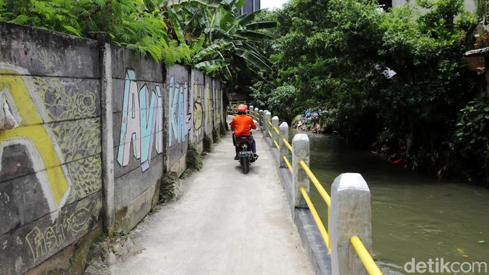 Pembetulan Pagar Kali Mampang, Mampang Prapatan, Jakarta Selatan telah selesai dilakukan (24/10/2022). Sebelumnya pagar pembatas antara jalan dengan Kali Mampang di Kelurahan Kuningan Barat tampak rusak. Tidak ada pembatas antara jalan dengan sungai yang terletak persis disampingnya. Jalan tersebut merupakan akses menuju pemukiman warga yang terletak di RT 05/04 Kelurahan Kuningan Barat. Saat ini nampak beberapa kendaraan roda dua lalu lalang yang diselingi pejalan kaki melintasi jalan tersebut secara bergantian.