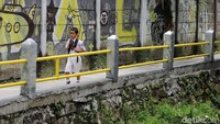 Perbaikan pagar ini untuk memberikan kenyamanan kepada warga yang melintas.