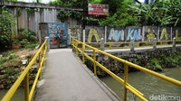 Sebelumnya pagar pembatas antara jalan dengan sungai sudah rusak.